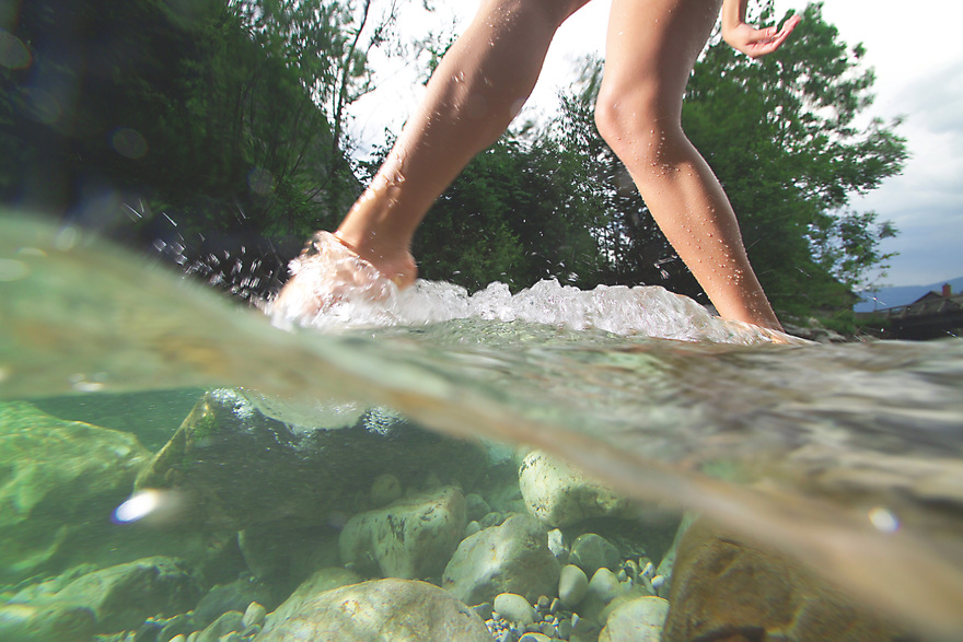 Beine im kalten Bach / Kneipp © Österreich Werbung, Fotograf: Viennaslide