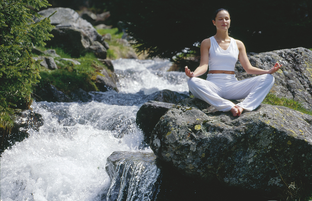 Yoga am Bachufer / Meditation © Österreich Werbung, Fotograf: Fankhauser